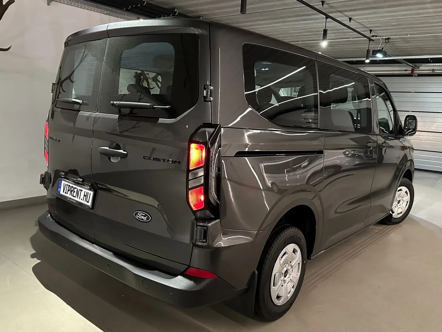Ford Custom Transit 9-Seater